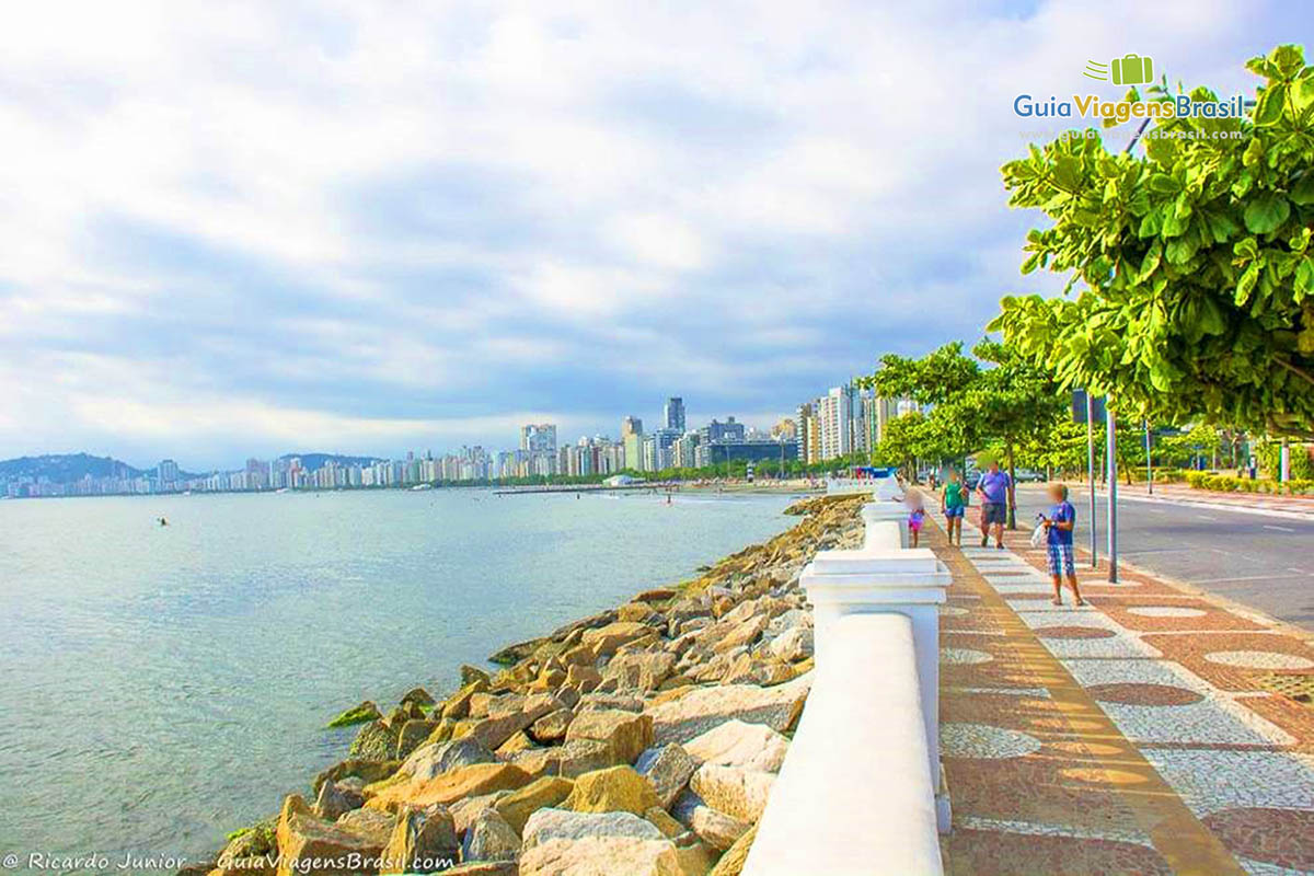 Foto calçadão Praia de Santos, SP.