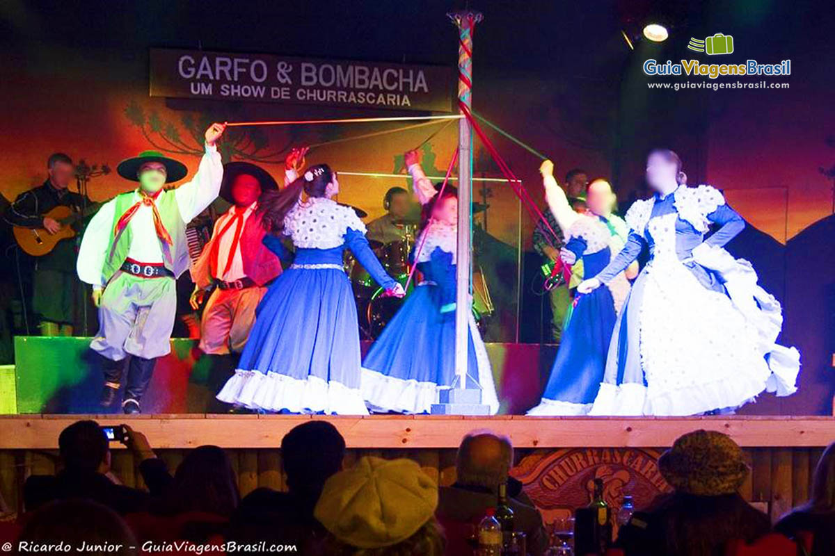 Foto dança típica gaúcha, Gramado, RS.