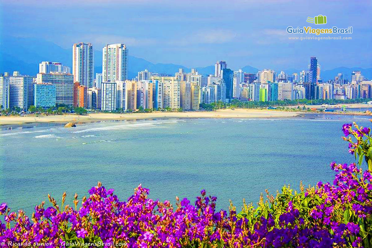 Foto prédios na orla Praia de Santos, SP.