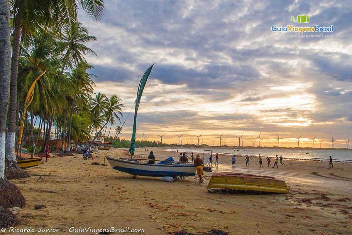 Foto final de tarde com barcos em Icaraí de Amontada, CE.