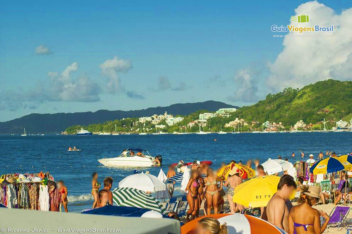 Foto orla lotada em Jurerê Internacional, Florianópolis, SC.