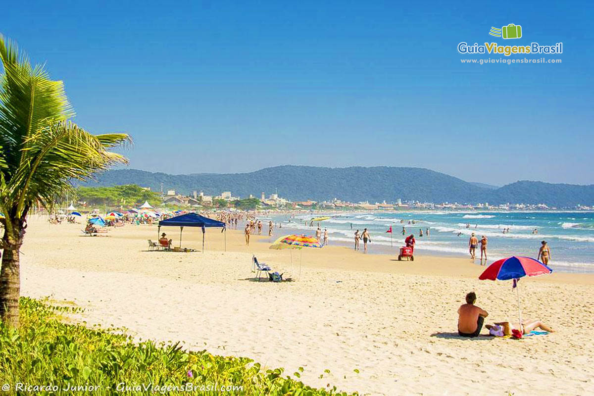 Foto orla Praia de Mariscal, Bombinhas, SC.