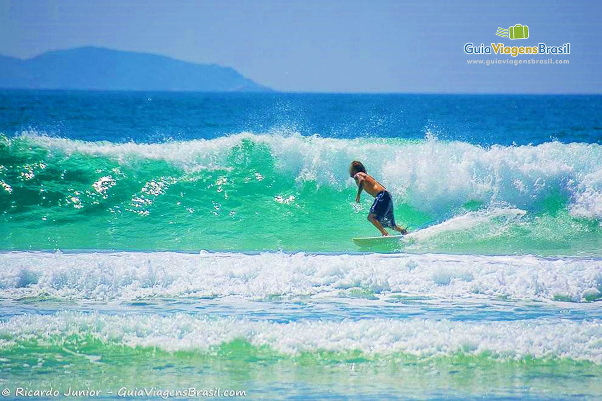 Foto sufista nas ondas da Praia de Mariscal, Bombinhas, SC.