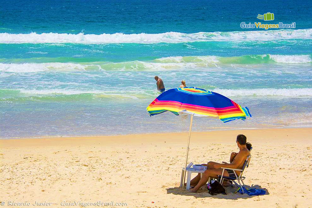 Foto turistas e o mar da Praia de Mariscal, Bombinhas, SC.