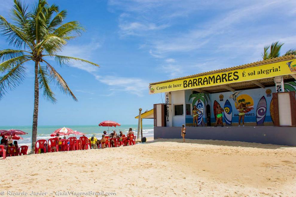 Foto palco e estrutura barraca na Praia de Taperapuan, Porto Seguro, BA.