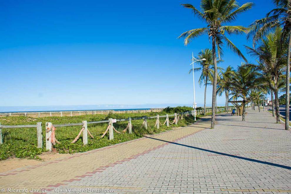 Foto orla da Praia de Conceição da Barra, no Espírito Santo.