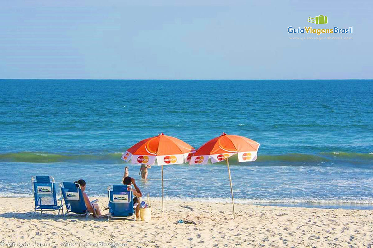 Foto mar azul da Praia de Cambury, São Sebastião, SP.