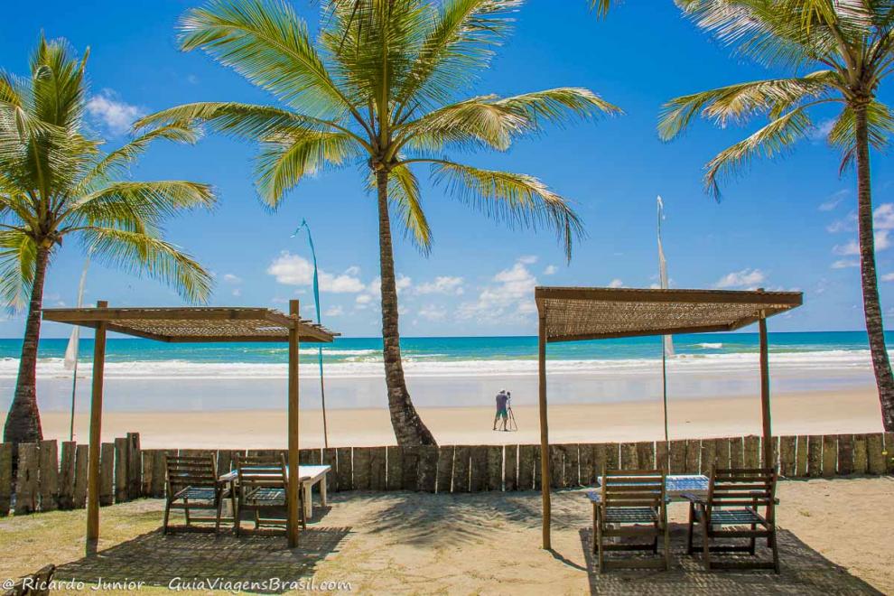 Cadeiras a beira mar na praia de Itacarezinho, Itacaré, BA.