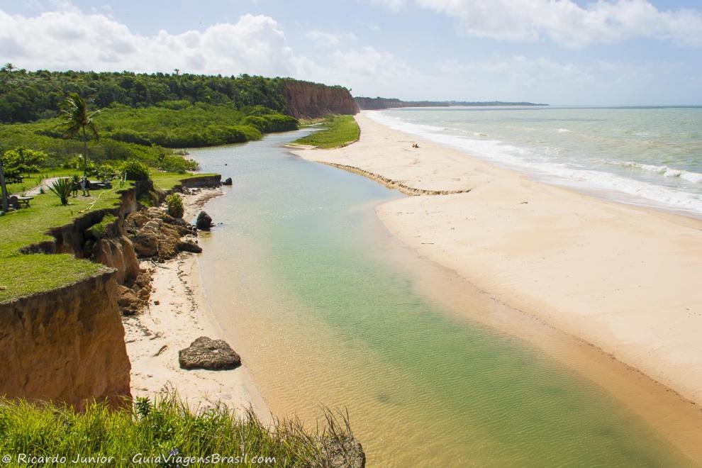 Foto do mirante da Praia Japara Grande, em Cumuruxatiba, BA.