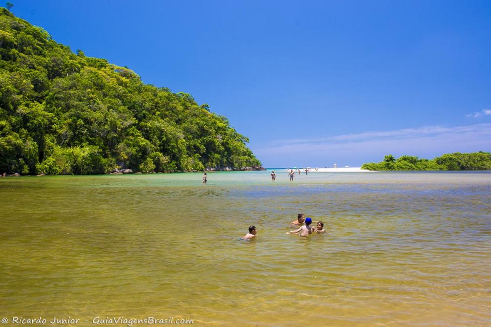 Foto família brinca nas águas do Rio Puruba, em Ubatuba, SP.