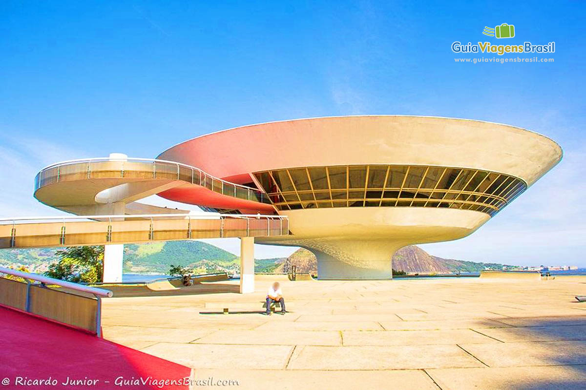 Foto do futurístico Museu de Arte Contemporânea, o MAC, de Niterói, no RJ.