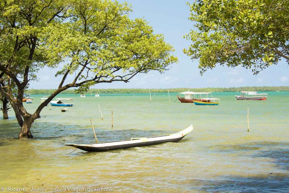 Foto mar e barco na Ilha de Boipeba, BA.