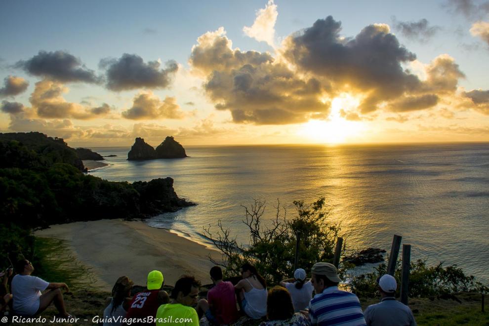Foto Morro Dois Irmãos ao pôr do Sol de Fernando de Noronha, PE.