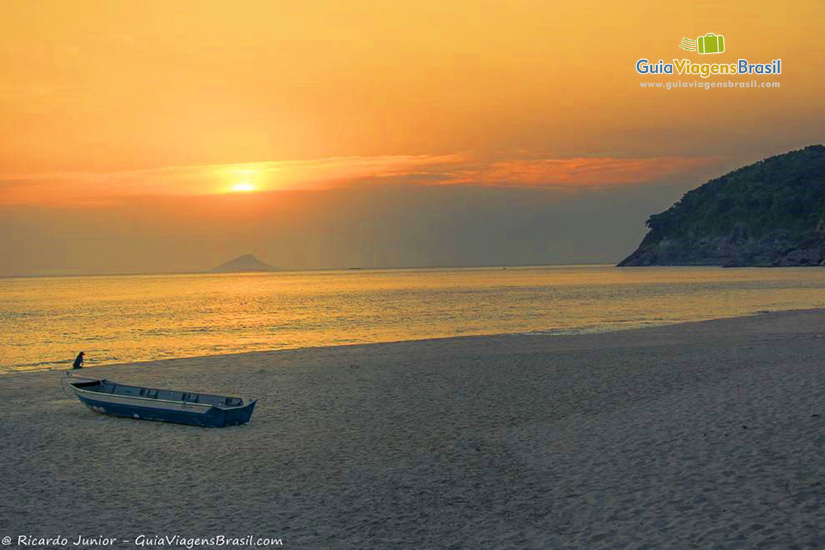 Foto pôr do Sol da Praia Santiago, em São Sebastião, SP.