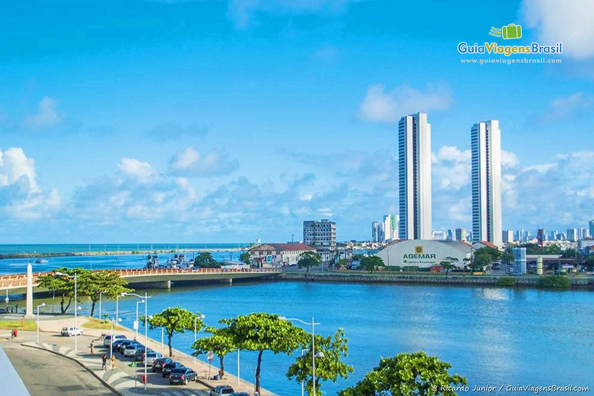 Foto do rio Capibaribe, em Recife, PE.