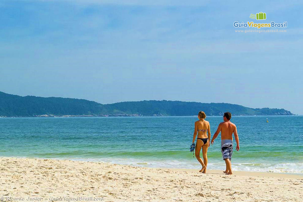Foto casal na orla da Praia de Bombinhas, SC.