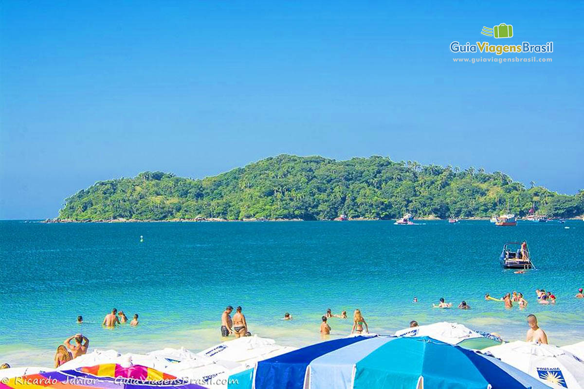 Foto do Mar azul da Praia de Bombinhas, SC.