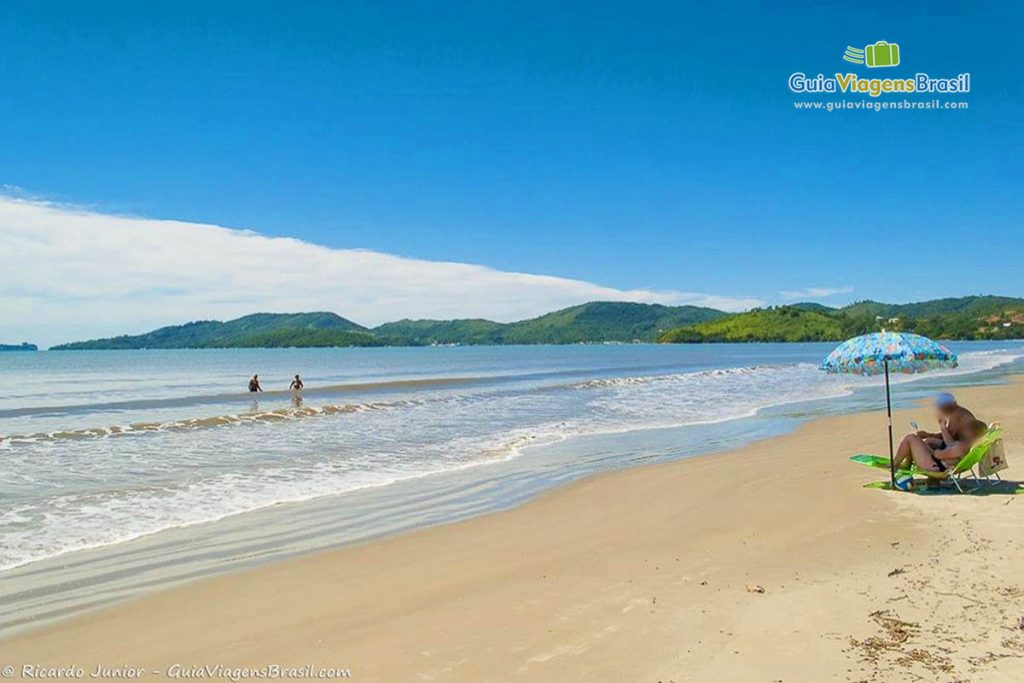 Foto da orla da Praia do Perequê, em Porto Belo, SC.