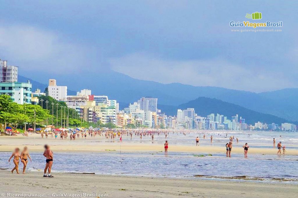 Foto da parte urbana da Praia do Perequê, em Porto Belo, SC.
