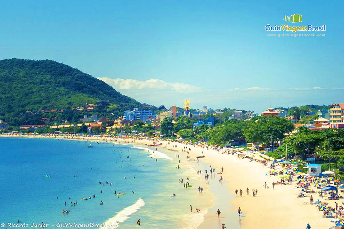 Foto da orla vista do mirante da Praia de Bombinhas, SC.