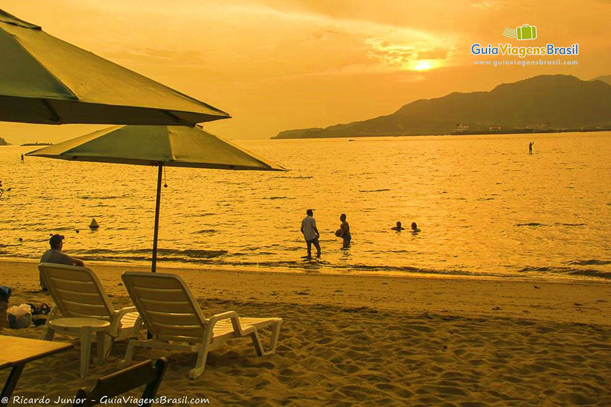 Foto final de tarde na Praia de Perequê, em Ilhabela, SP.