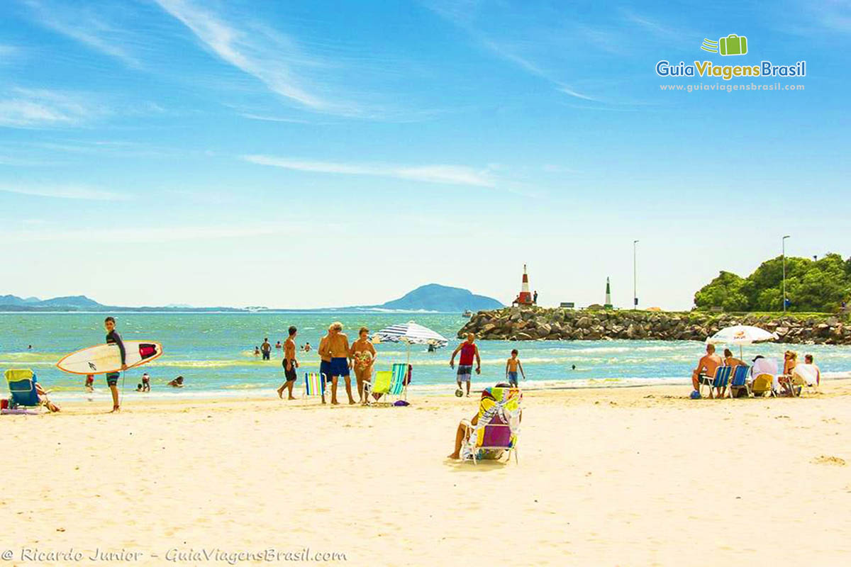 Mar calmo no canto da Praia da Barra da Lagoa é ideal para famílias e crianças em Florianópolis-sc