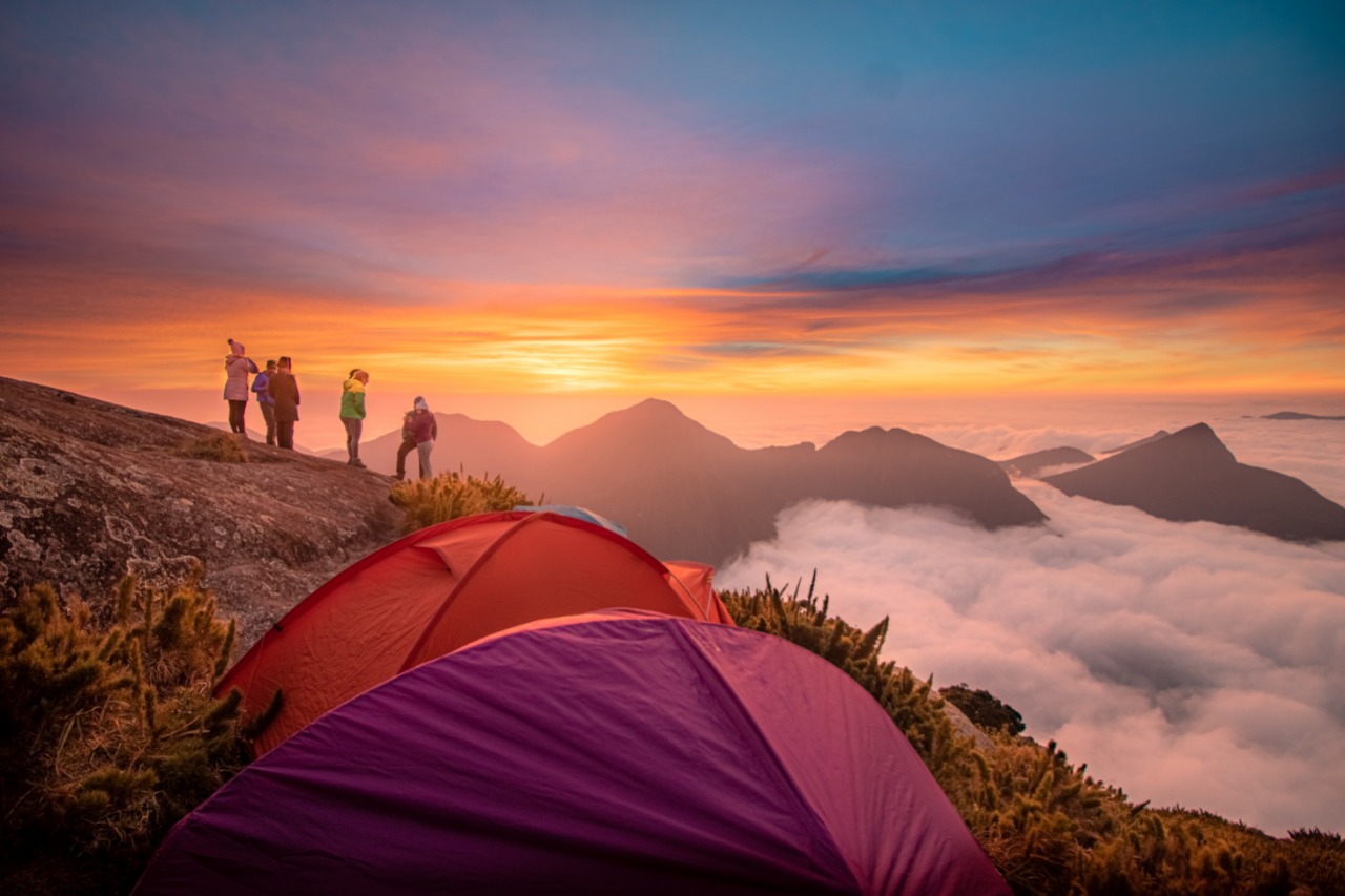 ACAMPAMENTO NO MEIO DAS MONTANHAS