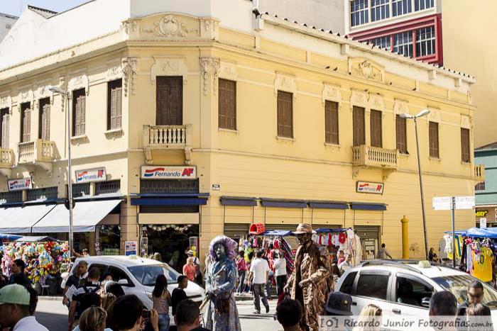 Imagem da famosa 25 de março, recebe gente do país inteiro para compras.