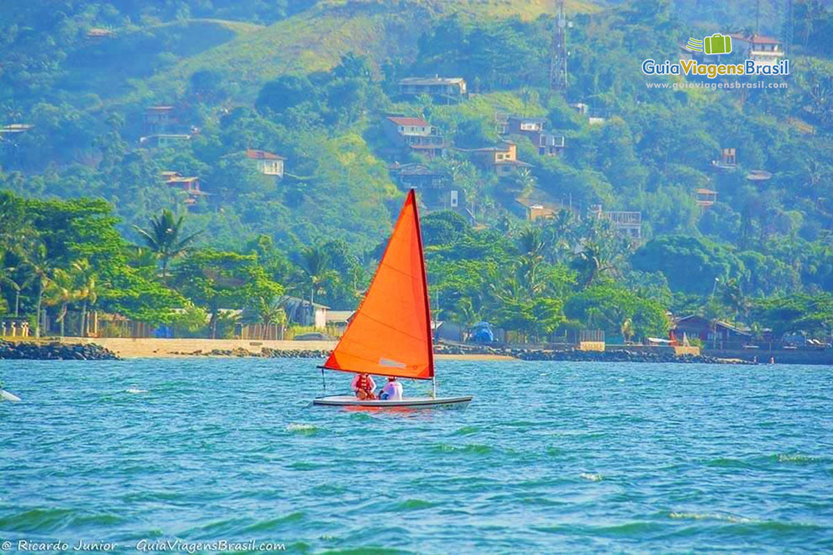 Imagem fo barco a vela na Praia Perequê.