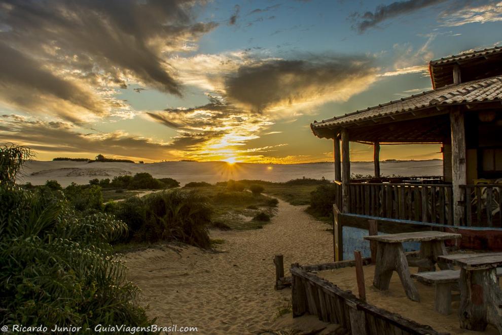 Imagem do por do sol na praia de Itaúnas