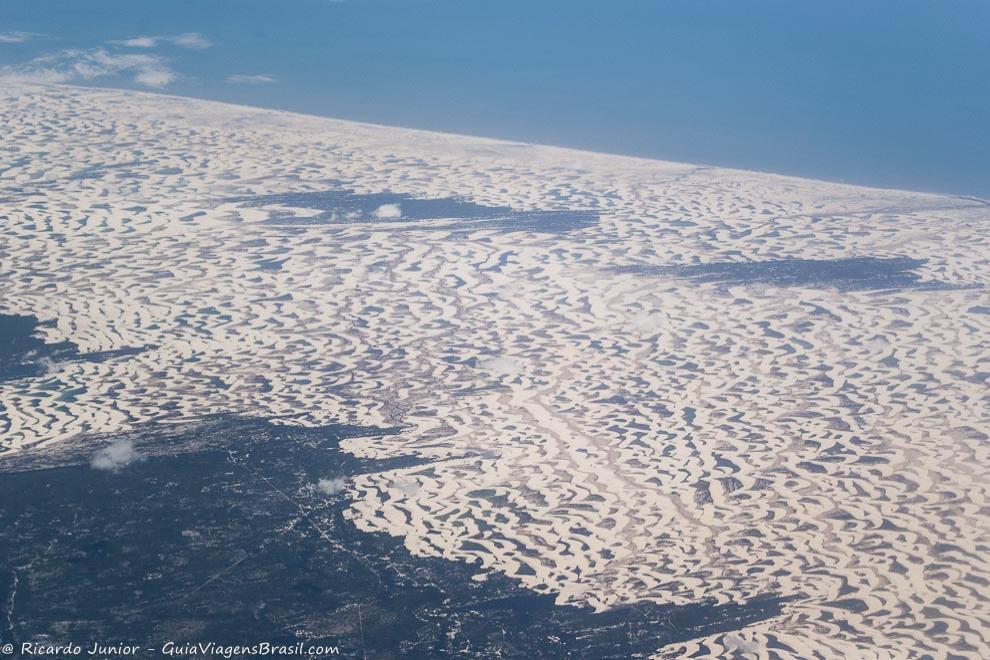 Imagem do alto do lençóis maranhenses.