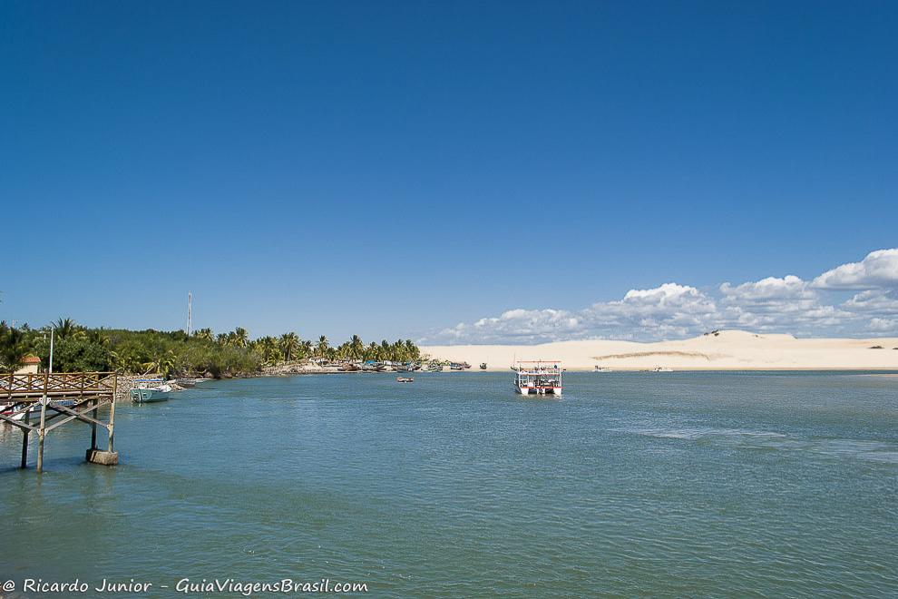 Imagem das águas azuis da Praia Mundaú, em Trairi.