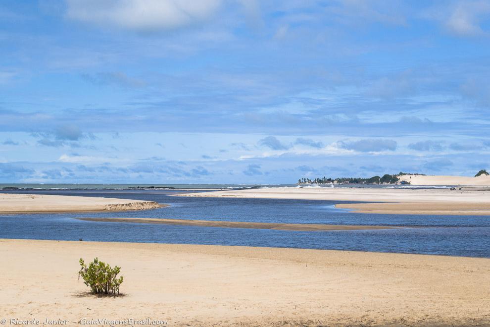 Imagem das águas azuis da linda lagoa pocinhos.