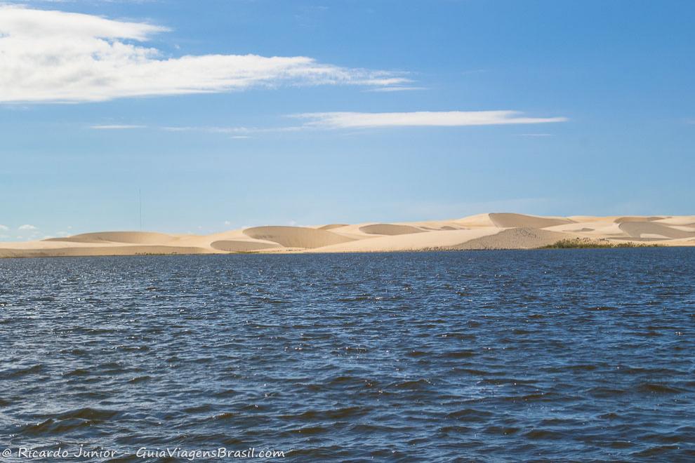 Imagem das águas azuis da Lagoa de Barra Grande.