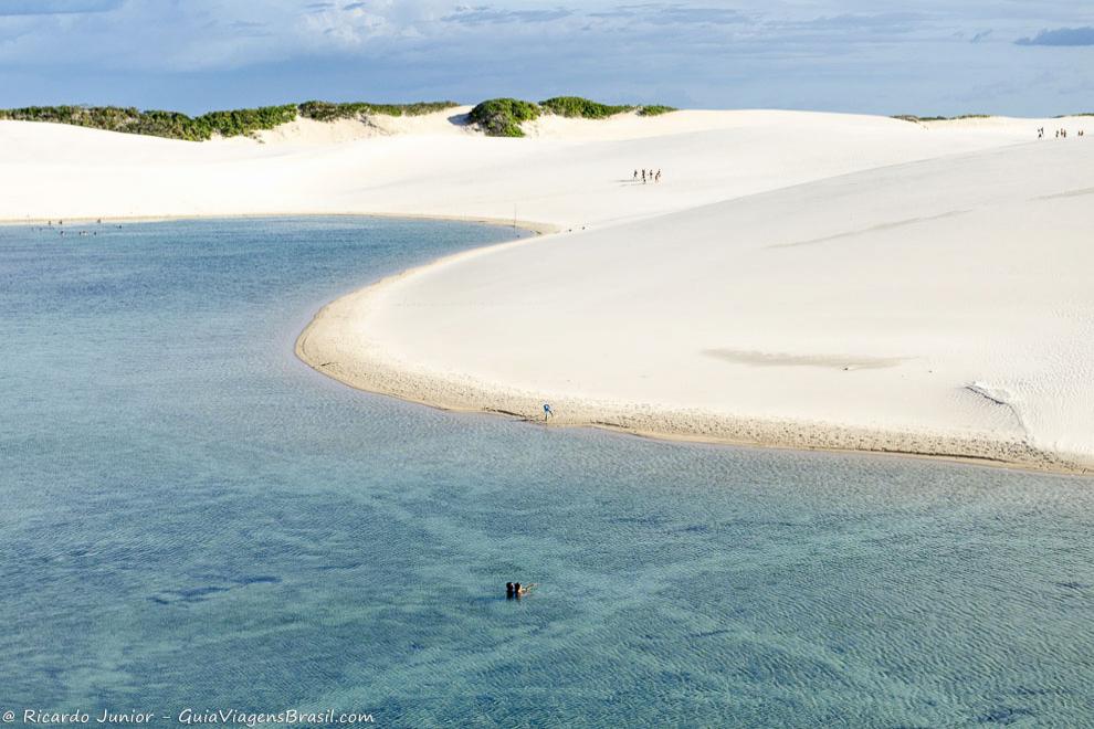 Imagem das águas claras da Lagoa Bonita.