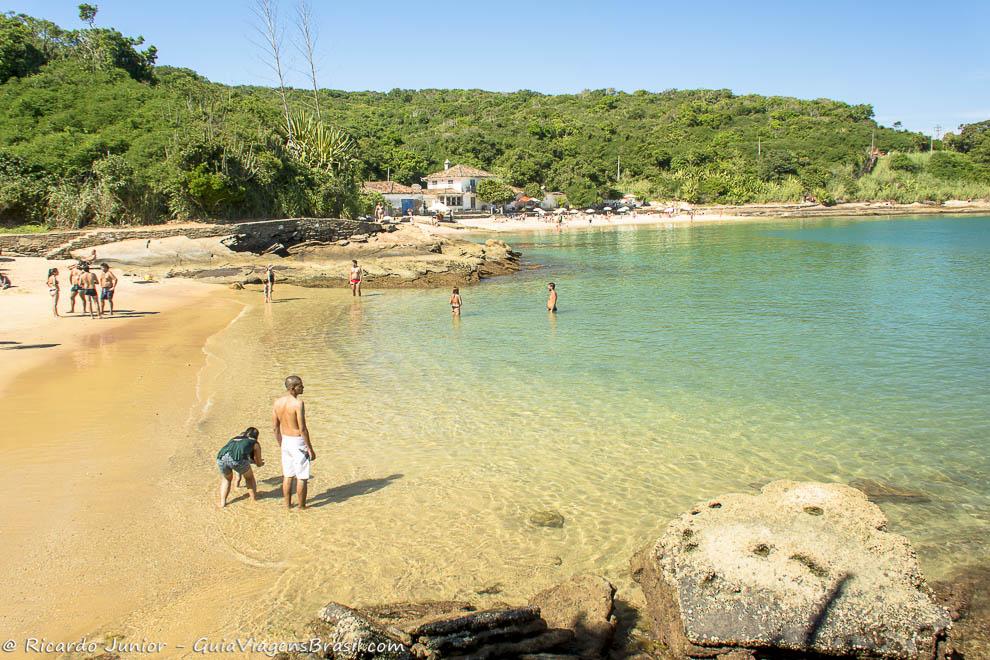 Imagem das águas límpidas da Praia Azedinha em Búzios.