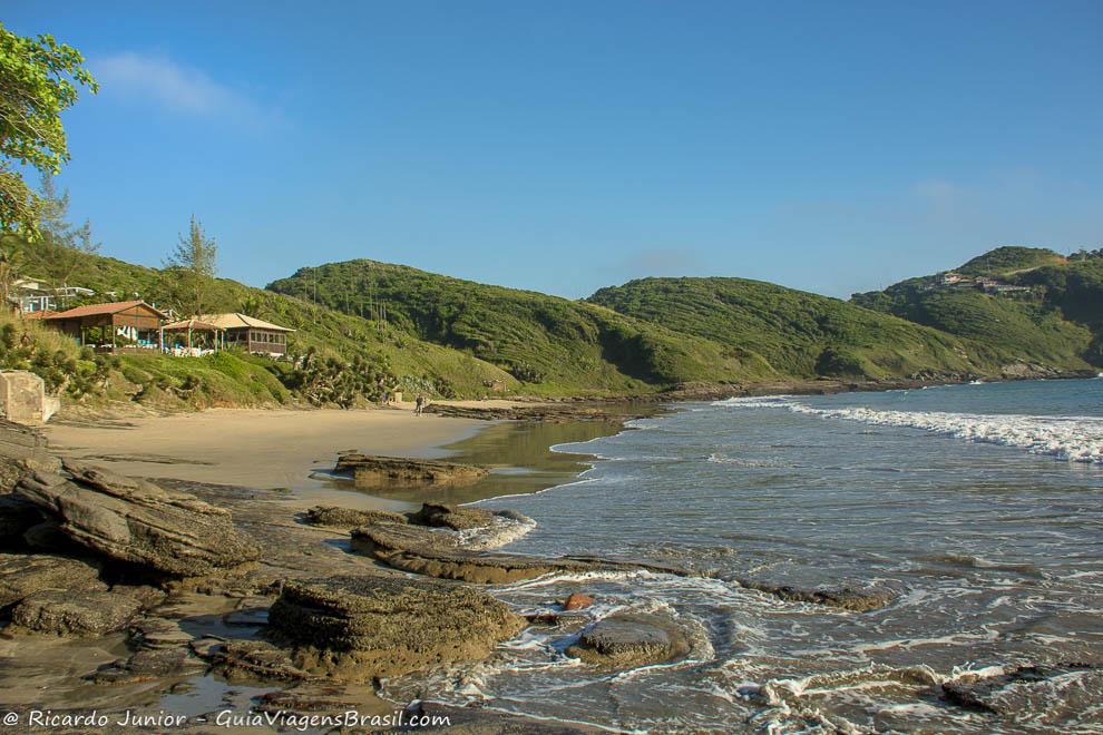 Imagem das águas batendo nas pedras da Praia Brava, em Búzios.