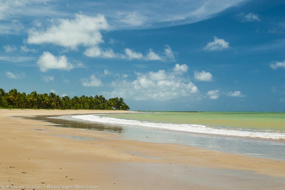 Imagem das águas transparentes da Praia Ipioca.