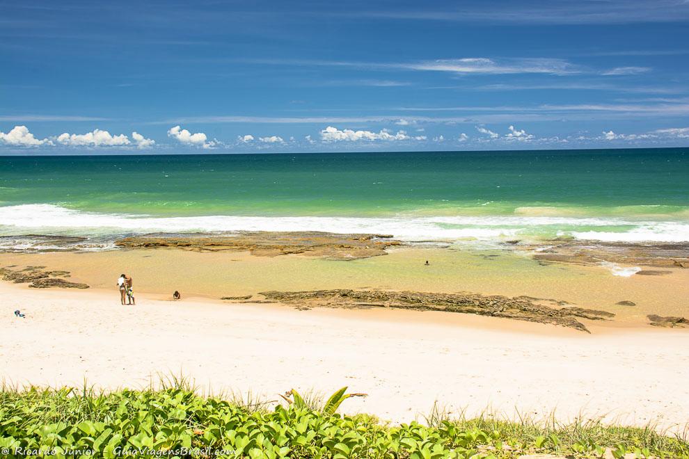 Imagem das águas cristalinas da praia da Aldeia Indígena.