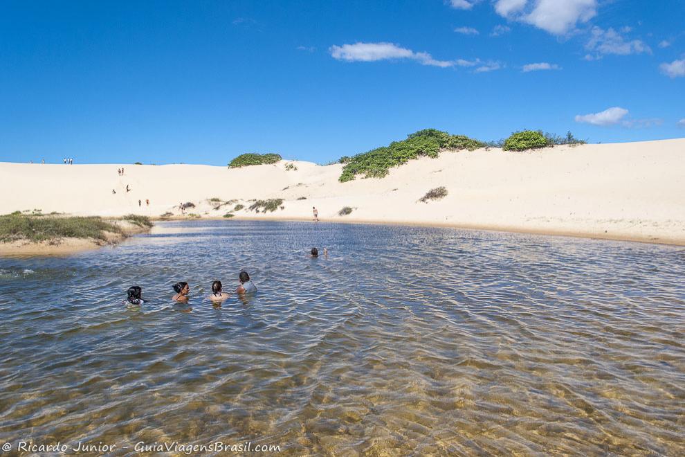 Imagem de turistas nas águas cristalinas do Rio Parnaíba.