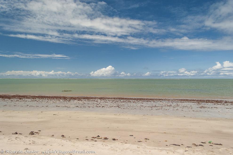 Imagem das águas cristalinas da praia.