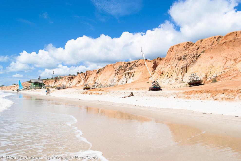 Imagem das águas transparentes da praia.