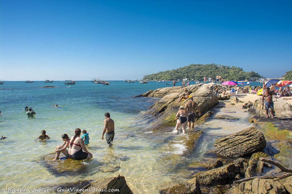 Imagem de pessoas das águas cristalinas da Praia Lagoinha.