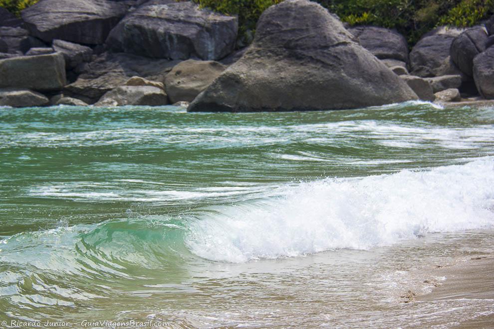 Imagem das águas cristalinas da linda Praia Bonete.