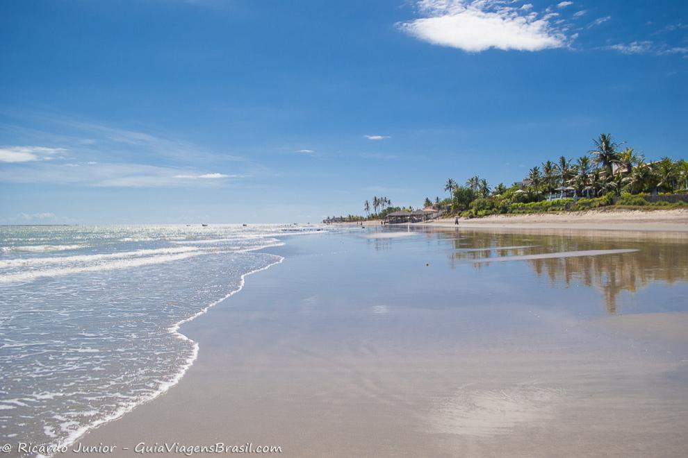 Imagem da orla e da Praia do Coqueiro.