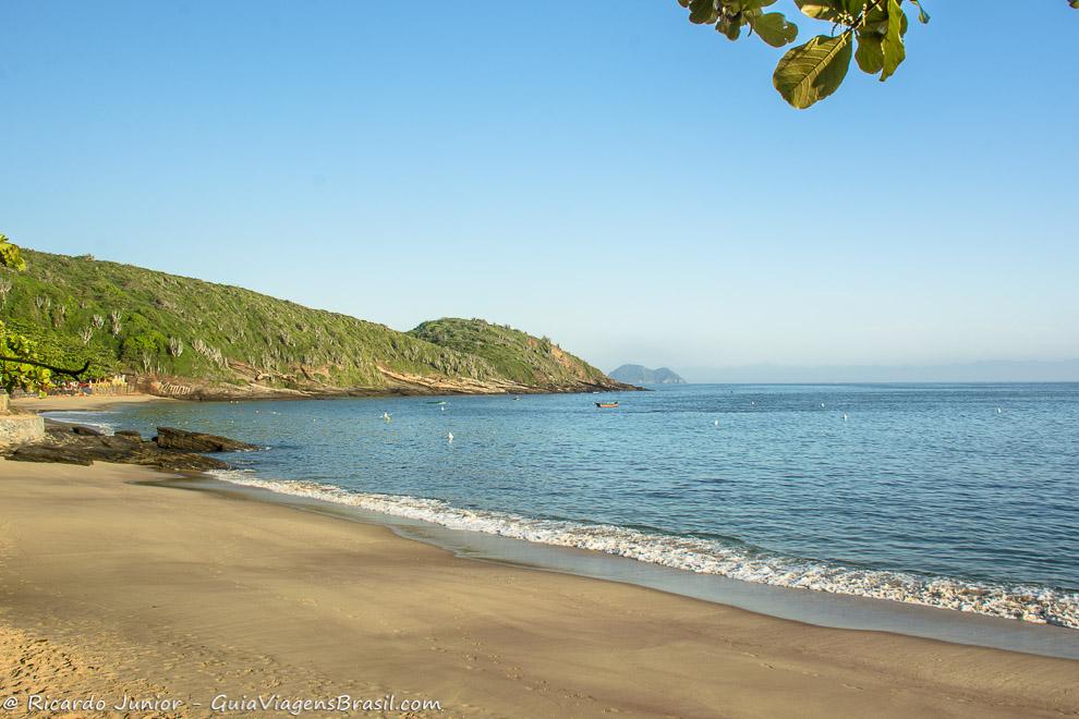 Imagem de águas cristalinas da Praia João Fernandes, em Búzios.