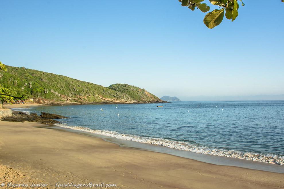 Imagem de águas cristalinas da Praia João Fernandes, em Búzios.