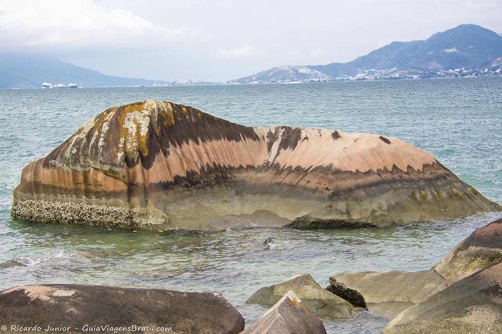 Imagem das pedras na Praia do Sino, em Ilhabela.