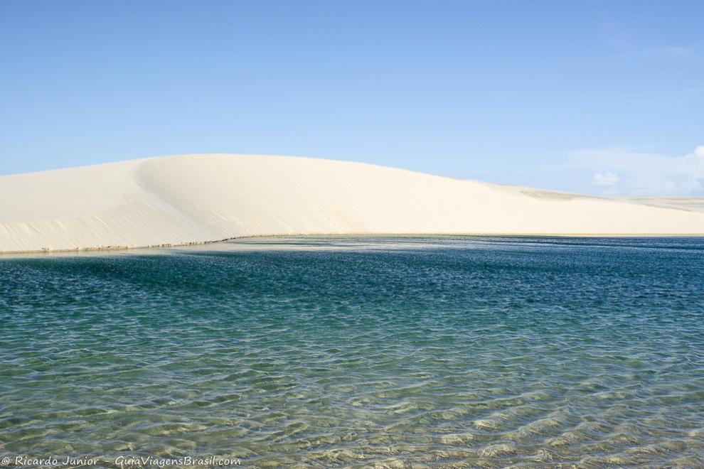 Imagem das águas translúcidas de Santo Amaro.