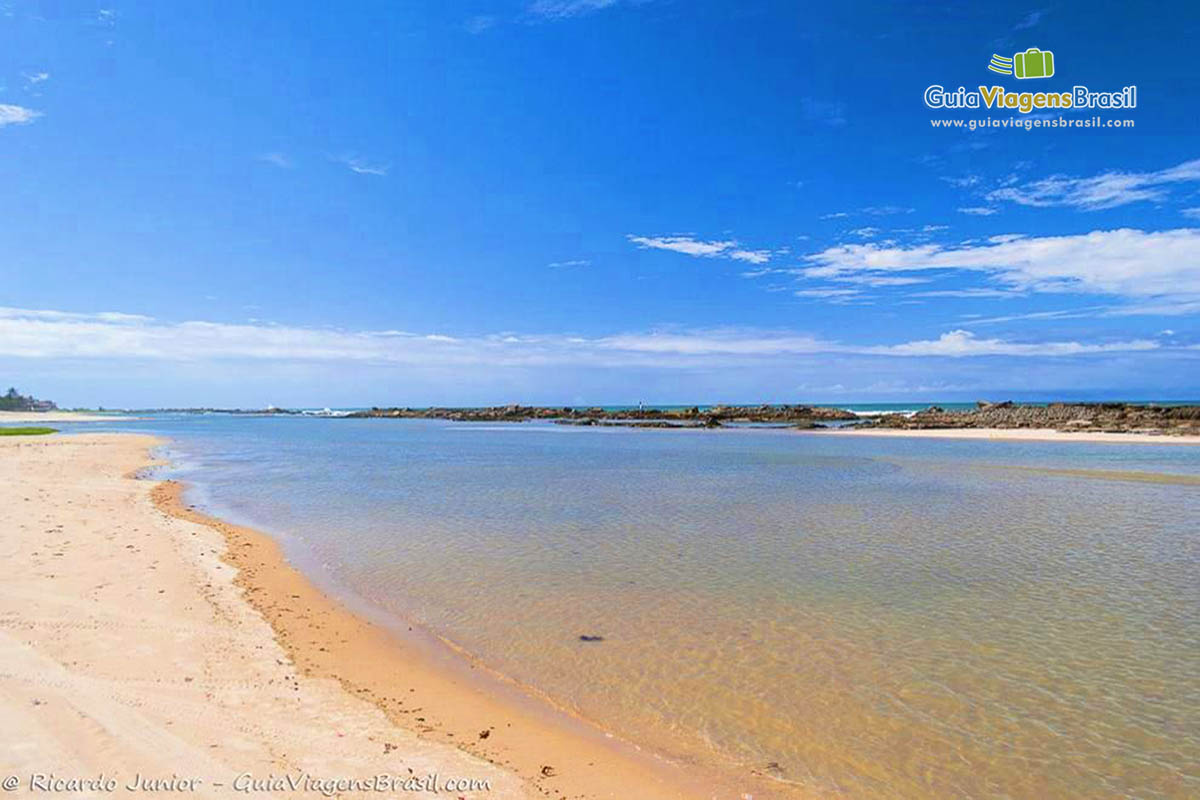 Imagem das águas transparentes da Praia Camurupim.